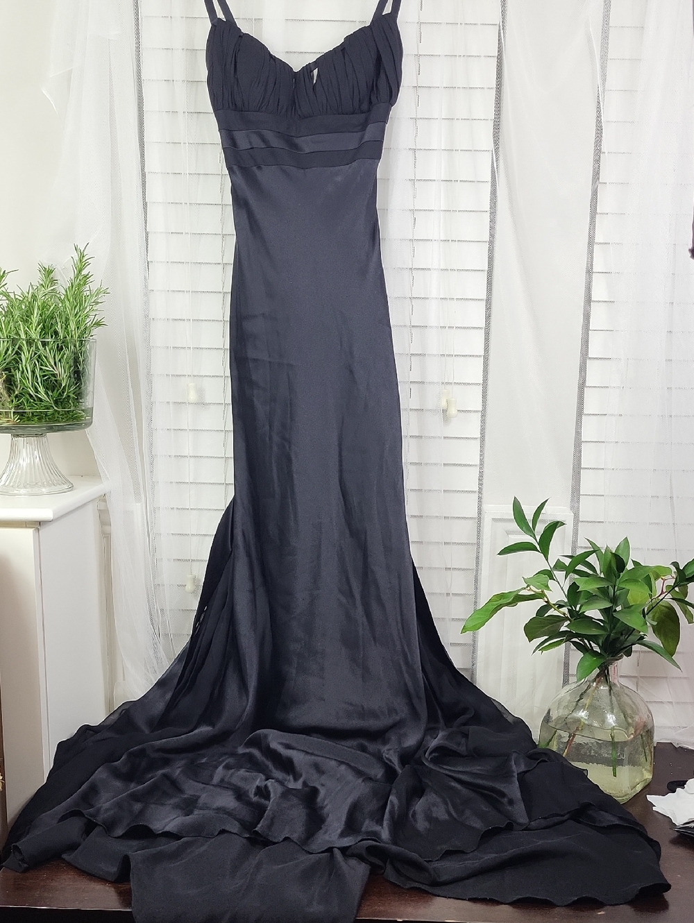 Outstanding Elegant Floor-Length Silk Evening Gown in Charcoal. Size 2